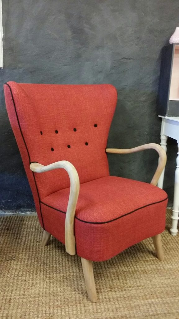 ompolstret gammel lænestol rød